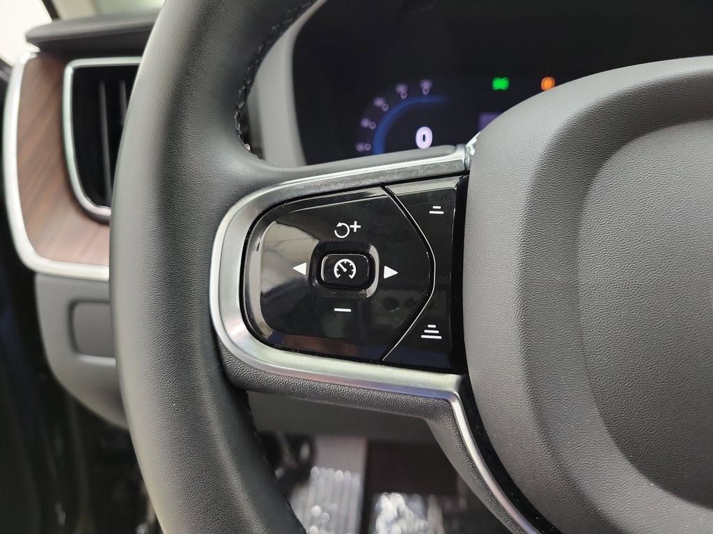 2023 Volvo XC60 B5 Ultimate Dark Theme