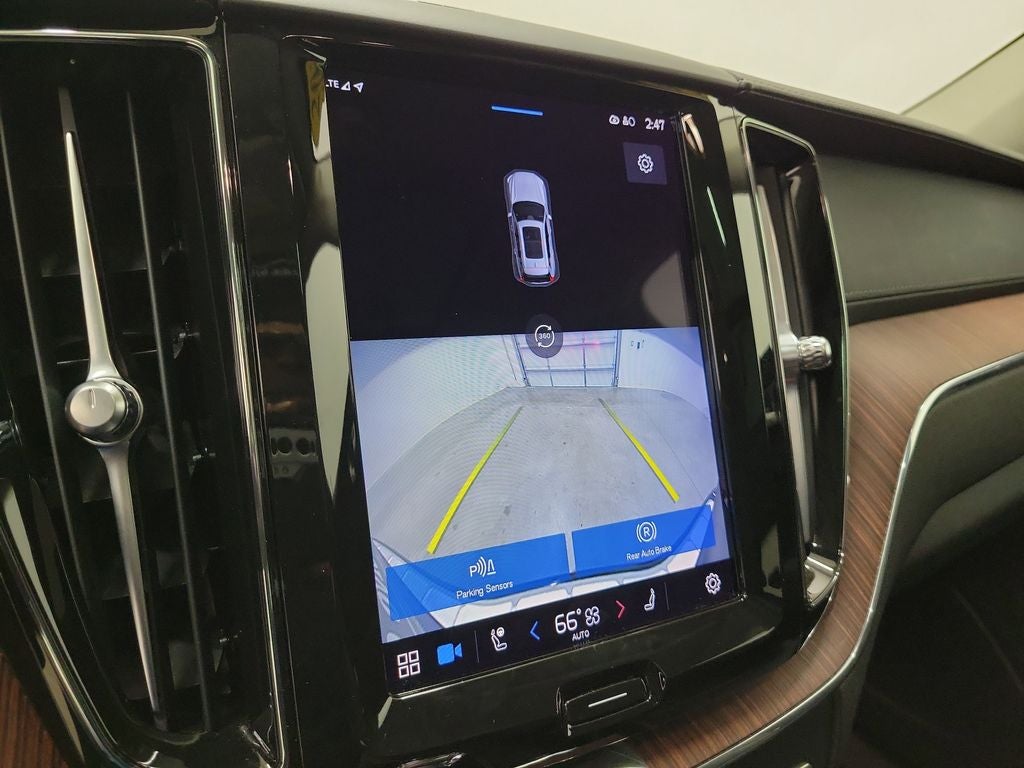 2023 Volvo XC60 B5 Ultimate Dark Theme