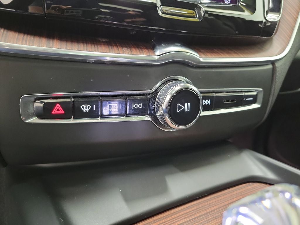 2023 Volvo XC60 B5 Ultimate Dark Theme