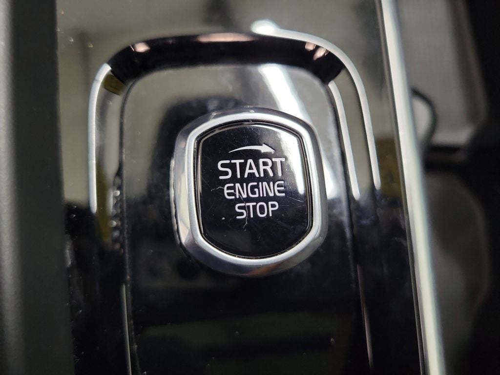 2023 Volvo XC60 B5 Ultimate Dark Theme