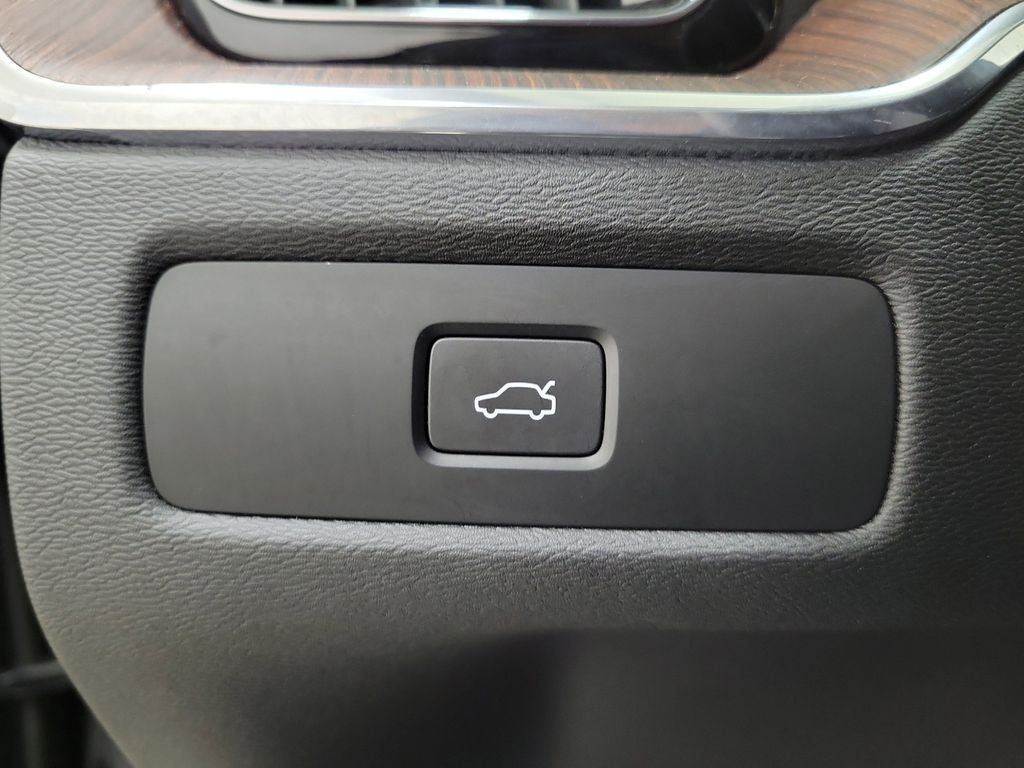 2023 Volvo XC60 B5 Ultimate Dark Theme