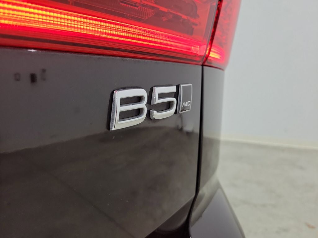 2023 Volvo XC60 B5 Ultimate Dark Theme