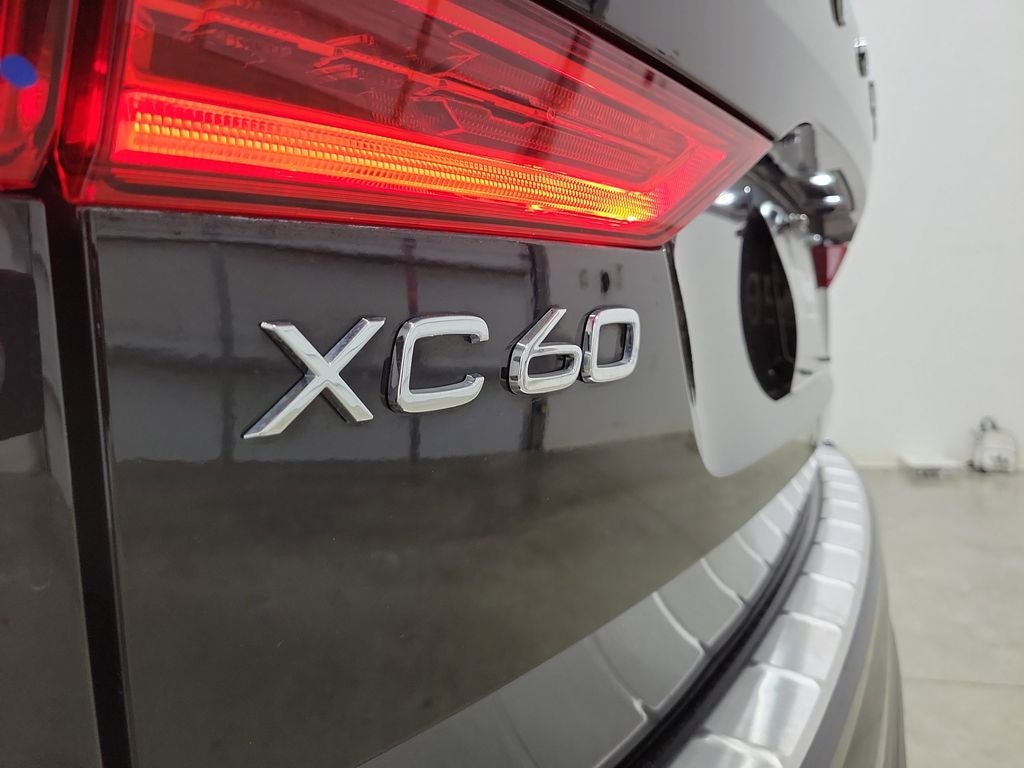 2023 Volvo XC60 B5 Ultimate Dark Theme