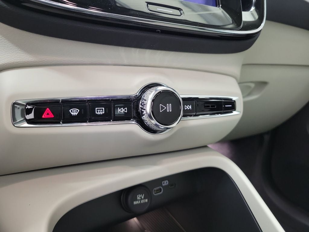 2026 Volvo XC40 B5 Plus