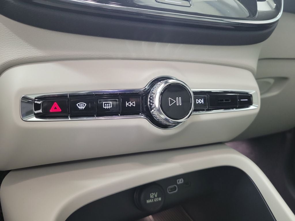 2026 Volvo XC40 B5 Plus