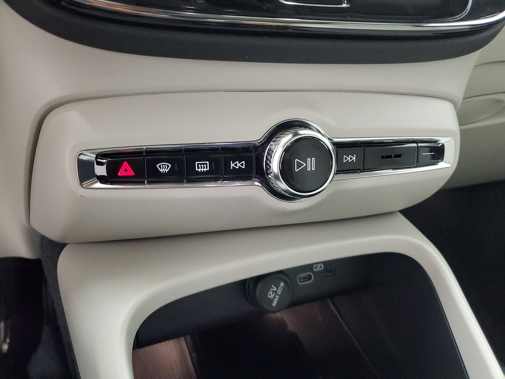 2026 Volvo XC40 B5 Plus