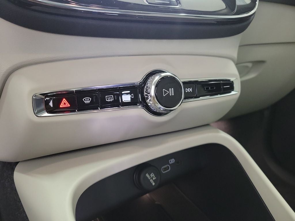 2026 Volvo XC40 B5 Plus
