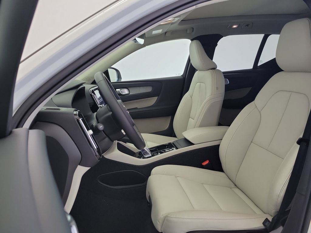 2026 Volvo XC40 B5 Plus