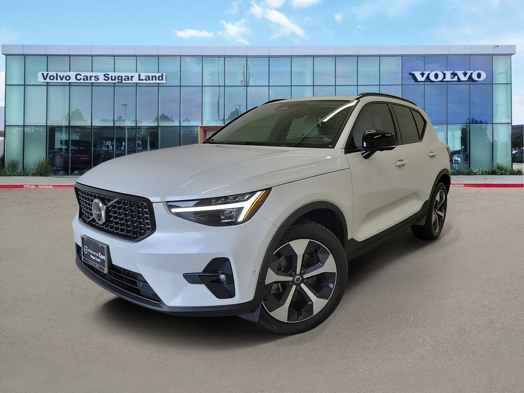 2025 Volvo XC40 B5 Plus Dark Theme