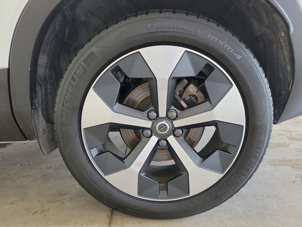2025 Volvo XC40 B5 Plus Dark Theme