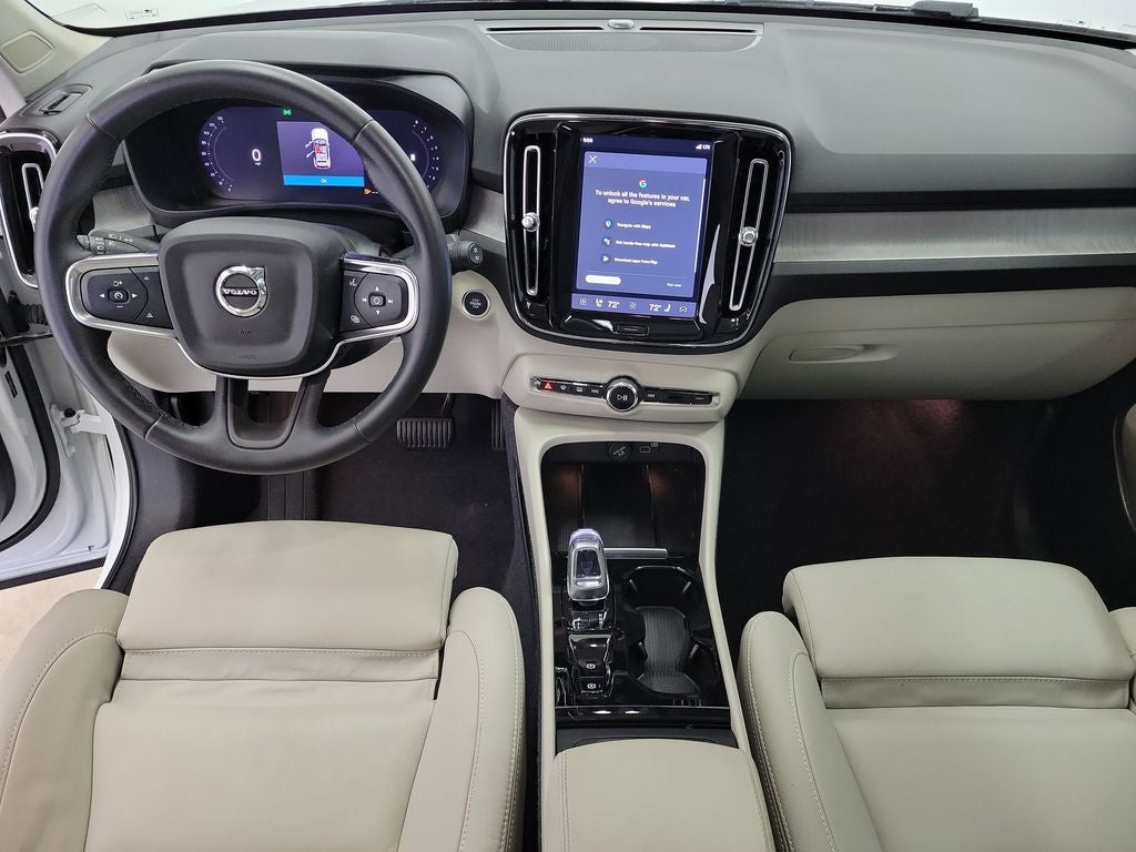 2025 Volvo XC40 B5 Plus Dark Theme