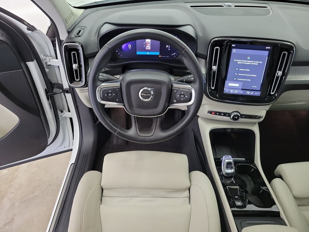 2025 Volvo XC40 B5 Plus Dark Theme