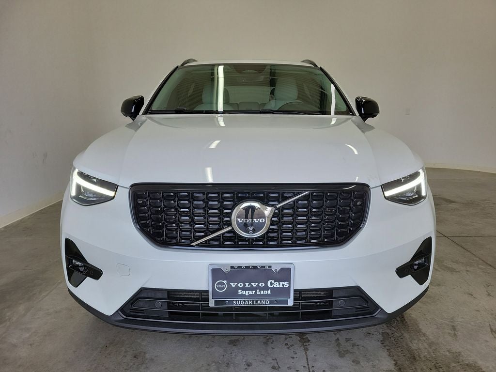 2025 Volvo XC40 B5 Plus Dark Theme