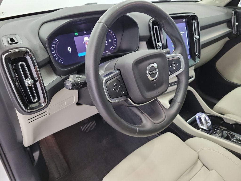 2025 Volvo XC40 B5 Plus Dark Theme