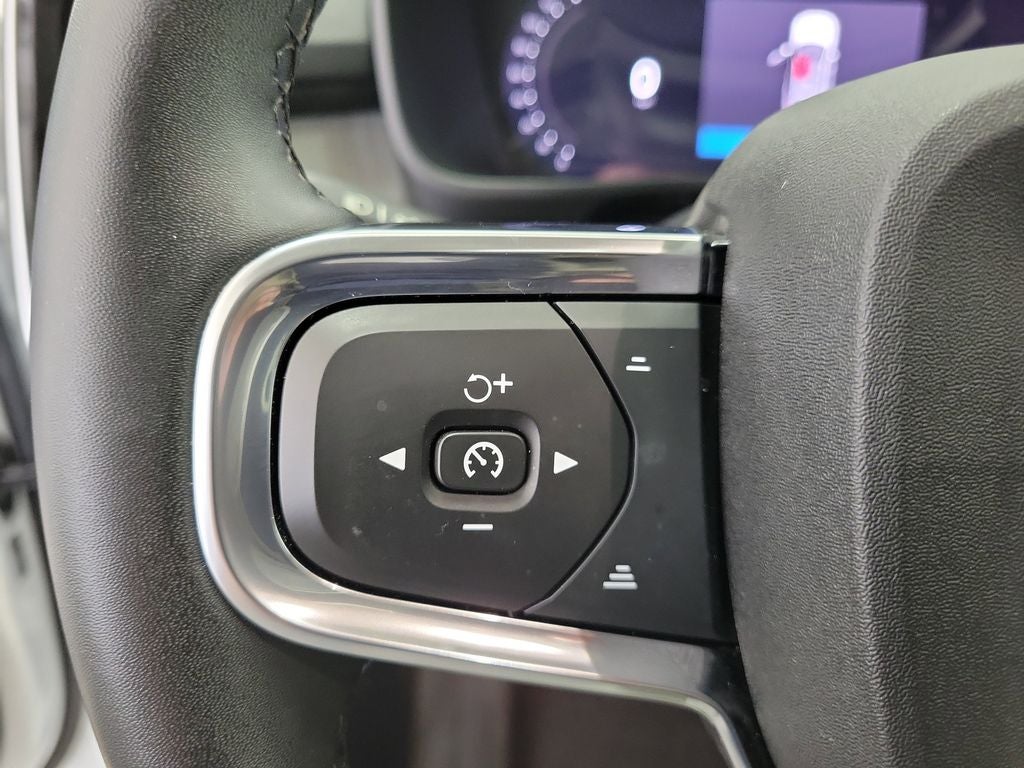 2025 Volvo XC40 B5 Plus Dark Theme