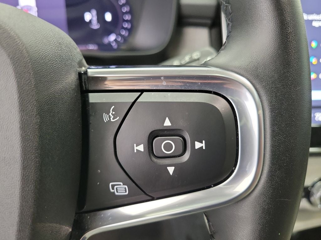 2025 Volvo XC40 B5 Plus Dark Theme