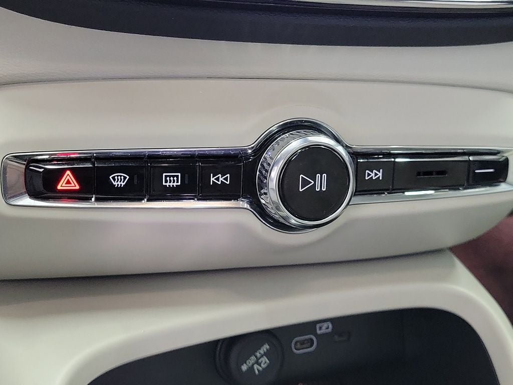 2025 Volvo XC40 B5 Plus Dark Theme
