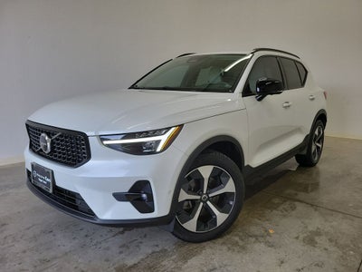 2025 Volvo XC40 B5 Plus Dark Theme