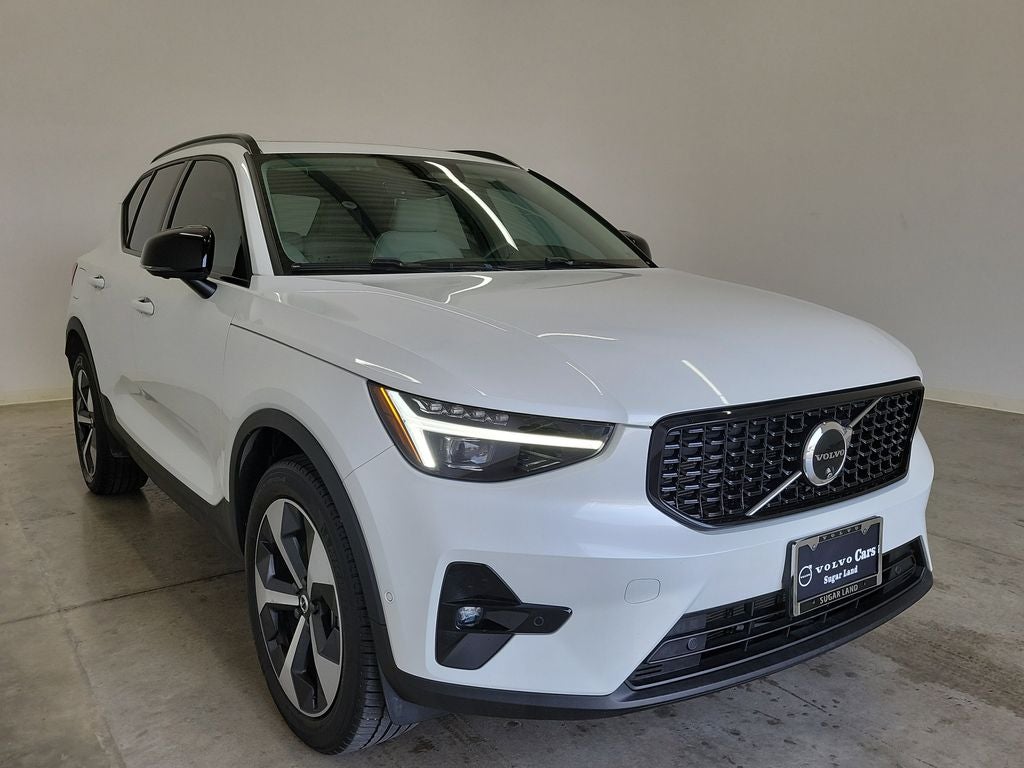 2025 Volvo XC40 B5 Plus Dark Theme