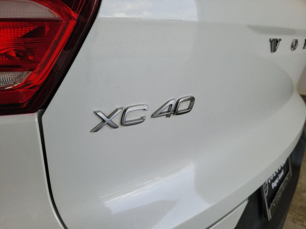 2025 Volvo XC40 B5 Plus Dark Theme