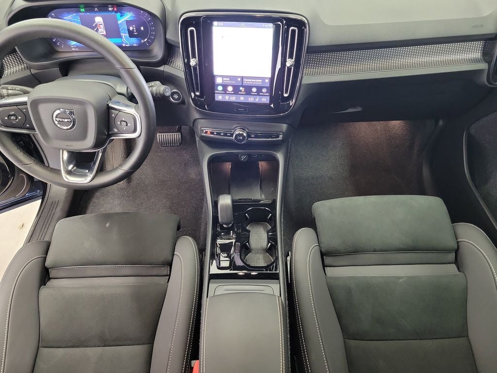 2025 Volvo XC40 B5 Plus Dark Theme
