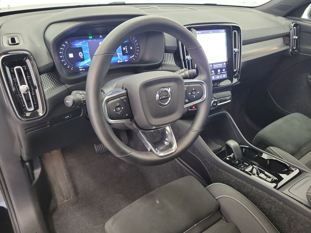 2025 Volvo XC40 B5 Plus Dark Theme
