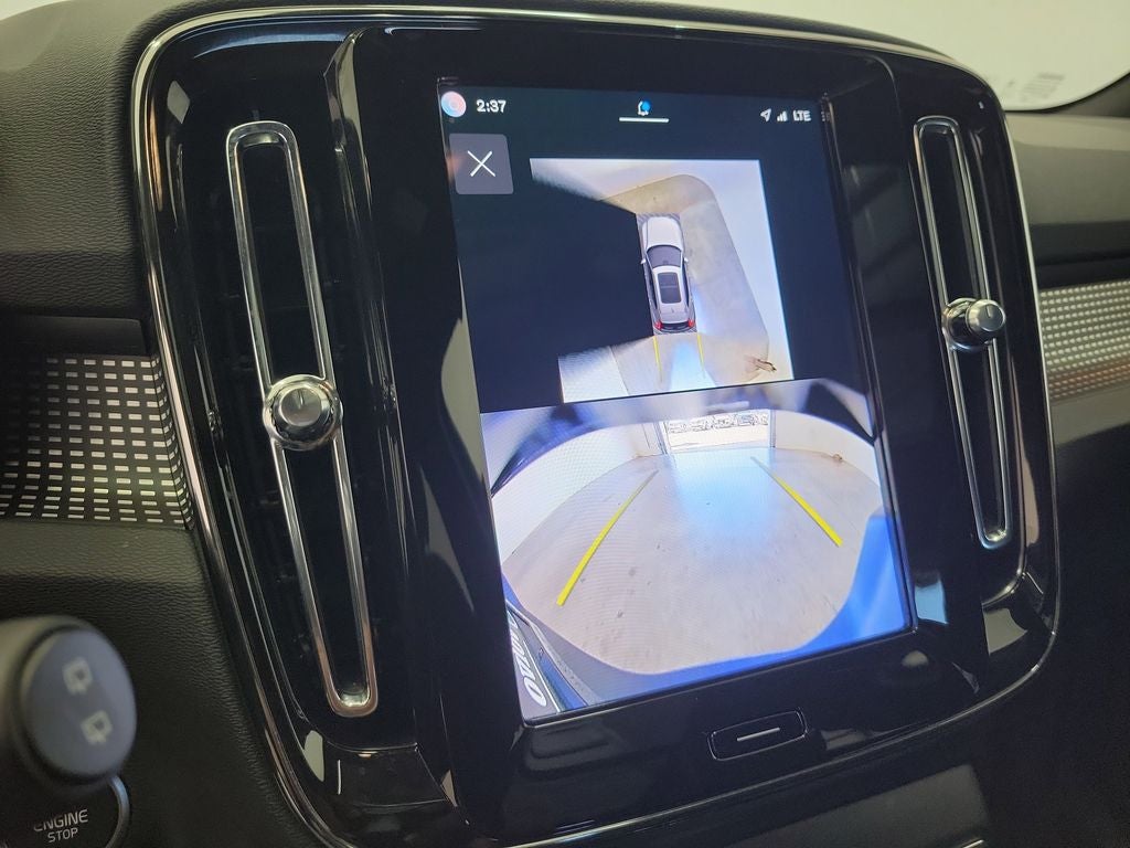 2025 Volvo XC40 B5 Plus Dark Theme