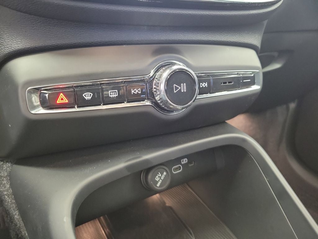 2025 Volvo XC40 B5 Plus Dark Theme