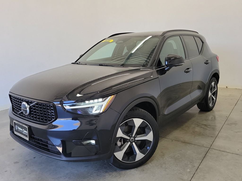 2025 Volvo XC40 B5 Plus Dark Theme