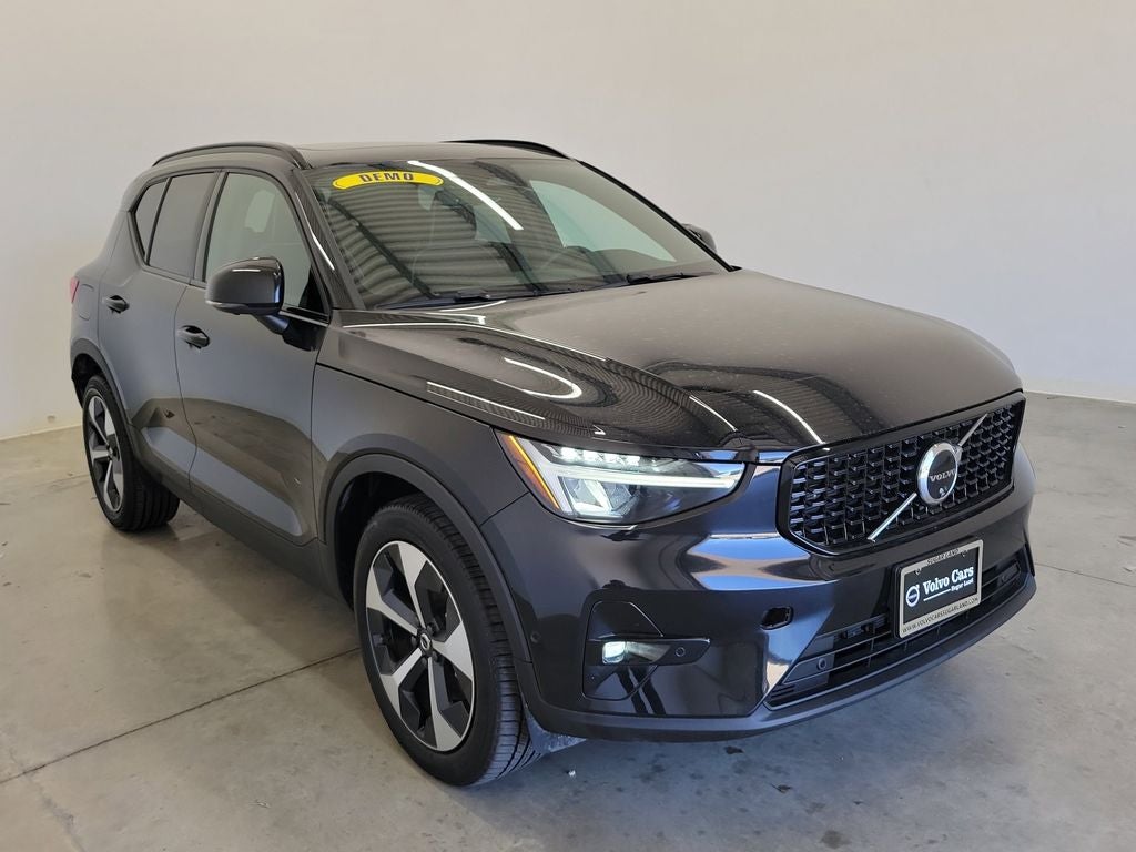 2025 Volvo XC40 B5 Plus Dark Theme