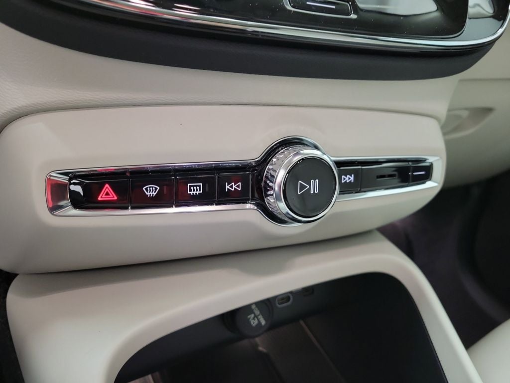 2026 Volvo XC40 B5 Plus