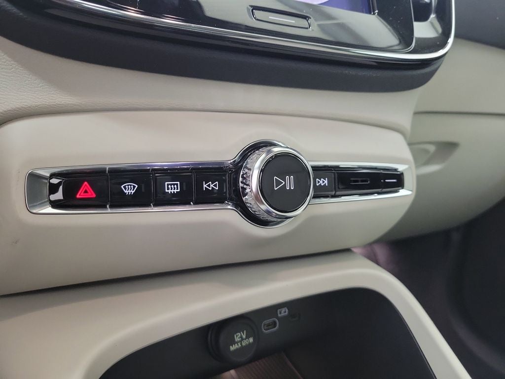 2026 Volvo XC40 B5 Plus