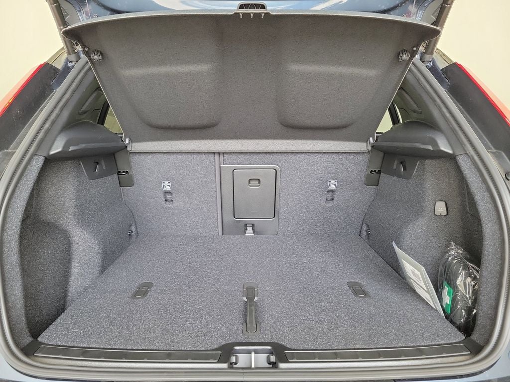 2026 Volvo XC40 B5 Ultra Black Edition