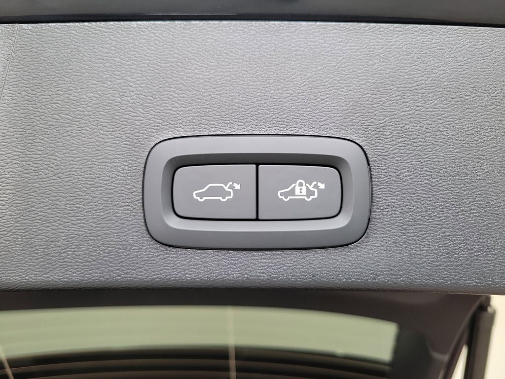 2026 Volvo XC40 B5 Ultra Black Edition