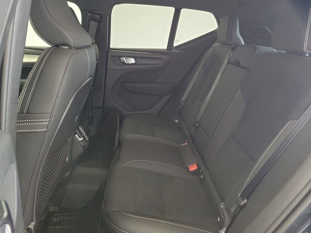 2026 Volvo XC40 B5 Ultra Black Edition