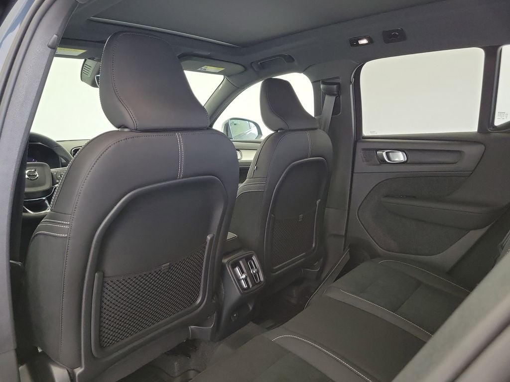 2026 Volvo XC40 B5 Ultra Black Edition