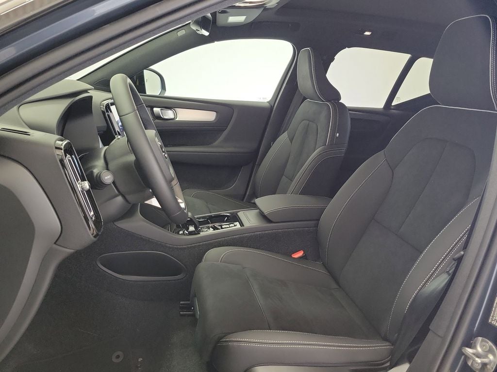 2026 Volvo XC40 B5 Ultra Black Edition