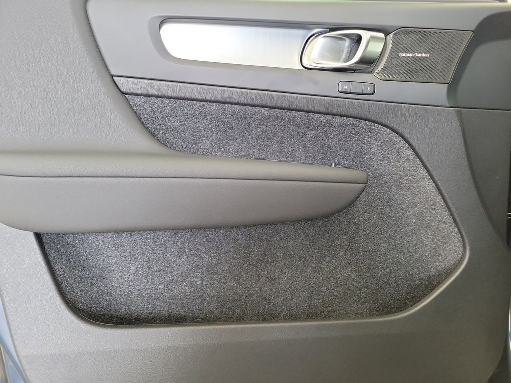 2026 Volvo XC40 B5 Ultra Black Edition