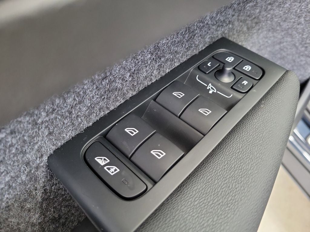 2026 Volvo XC40 B5 Ultra Black Edition