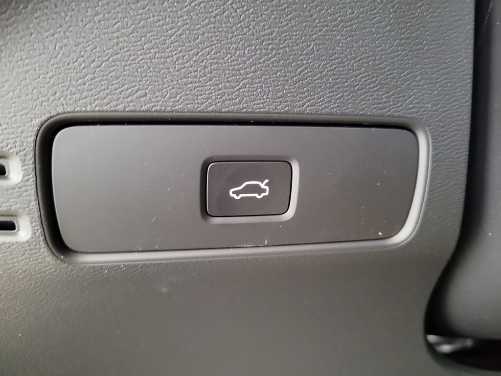 2026 Volvo XC40 B5 Ultra Black Edition