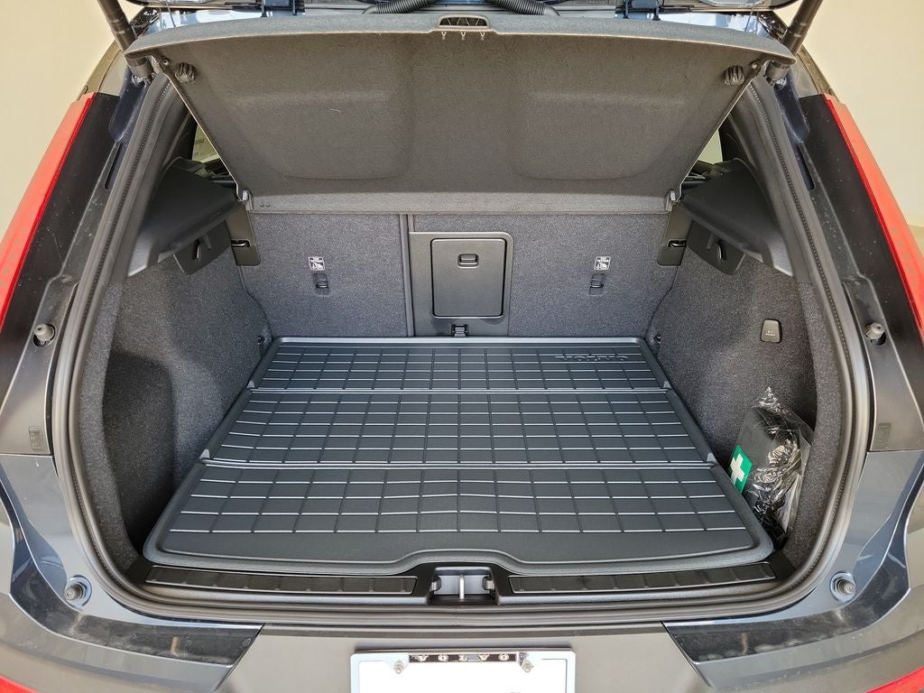 2026 Volvo XC40 B5 Ultra Black Edition