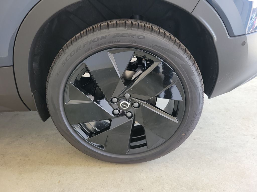 2026 Volvo XC40 B5 Ultra Black Edition