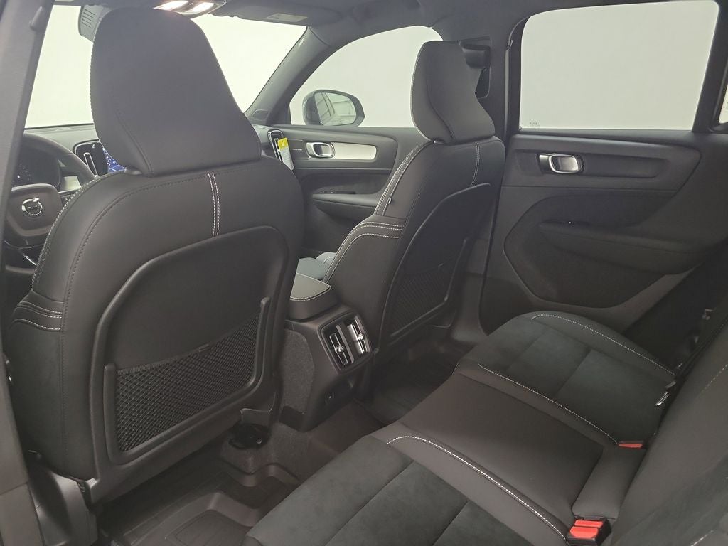 2026 Volvo XC40 B5 Ultra Black Edition