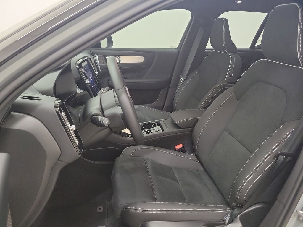 2026 Volvo XC40 B5 Ultra Black Edition