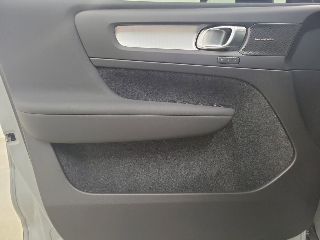 2026 Volvo XC40 B5 Ultra Black Edition