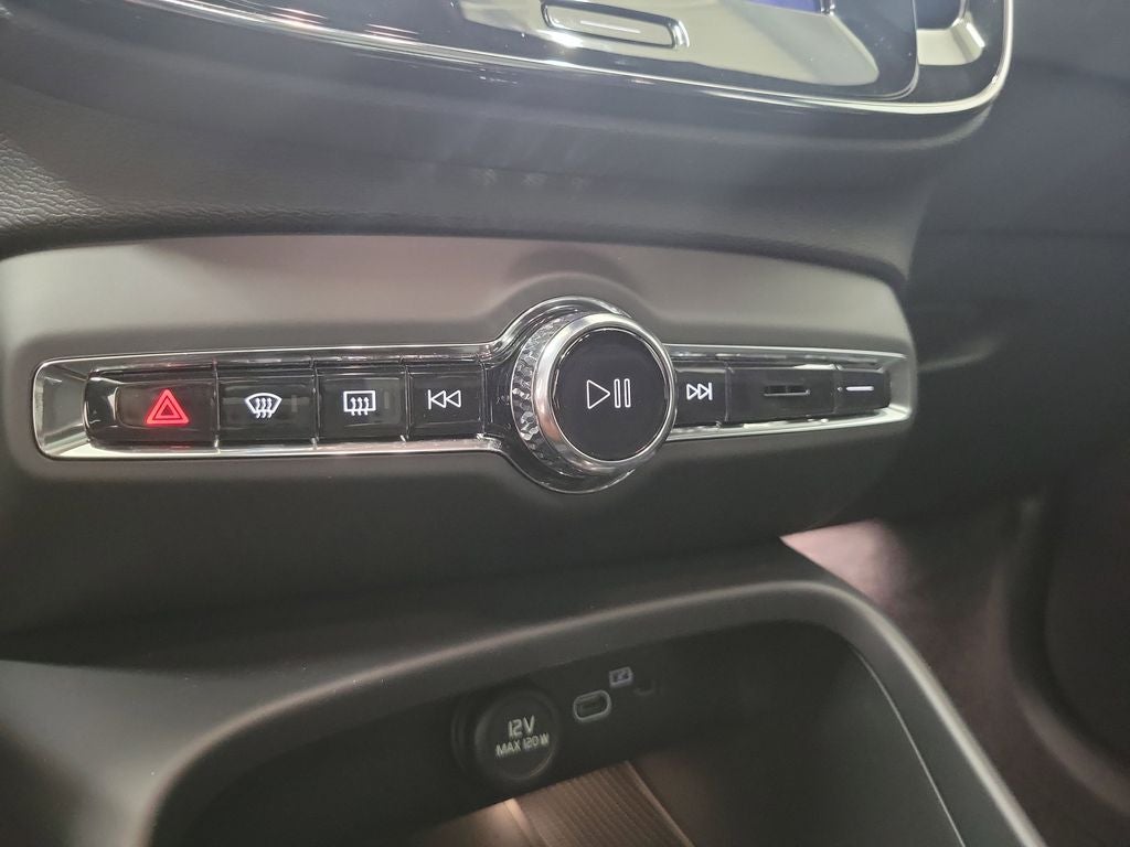 2026 Volvo XC40 B5 Ultra Black Edition