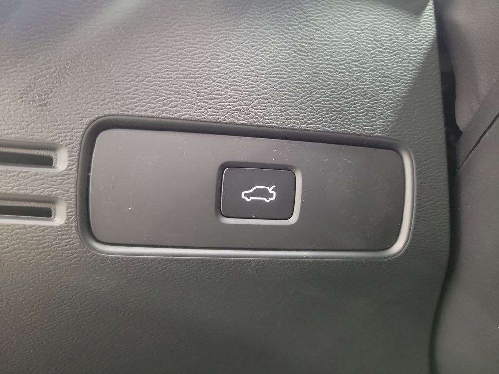 2026 Volvo XC40 B5 Ultra Black Edition