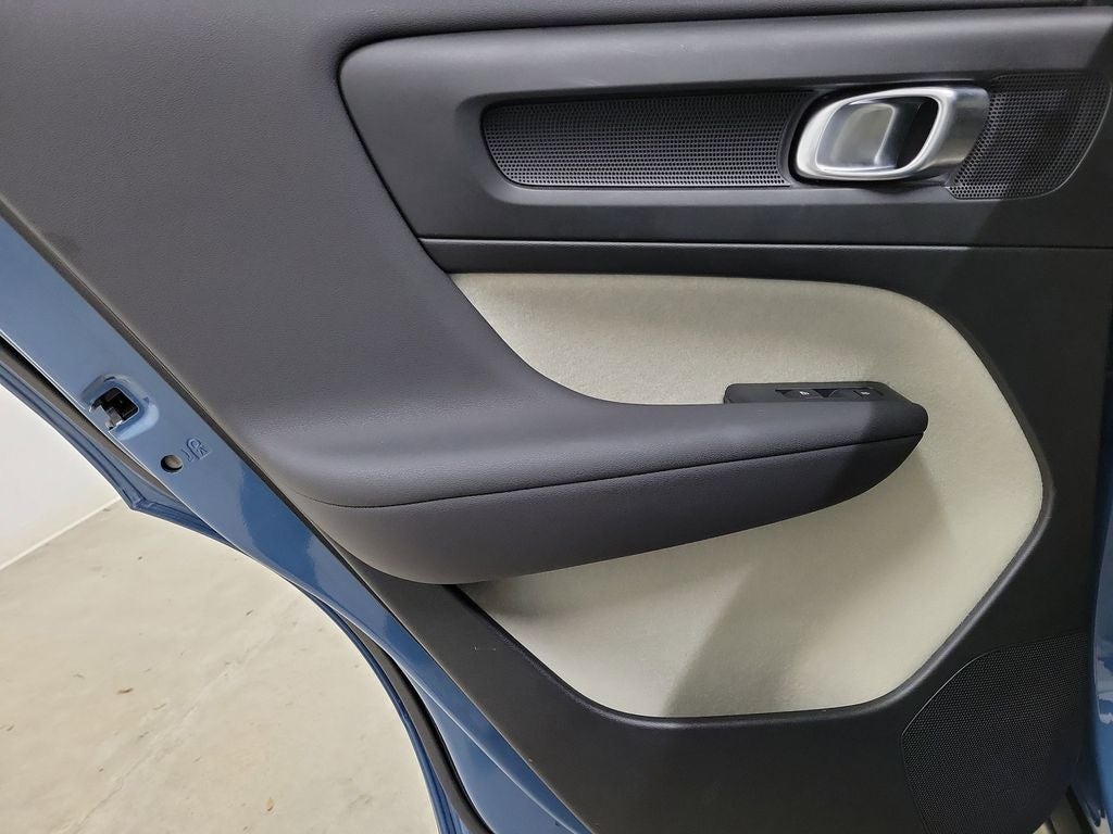 2024 Volvo XC40 B5 Plus Bright Theme