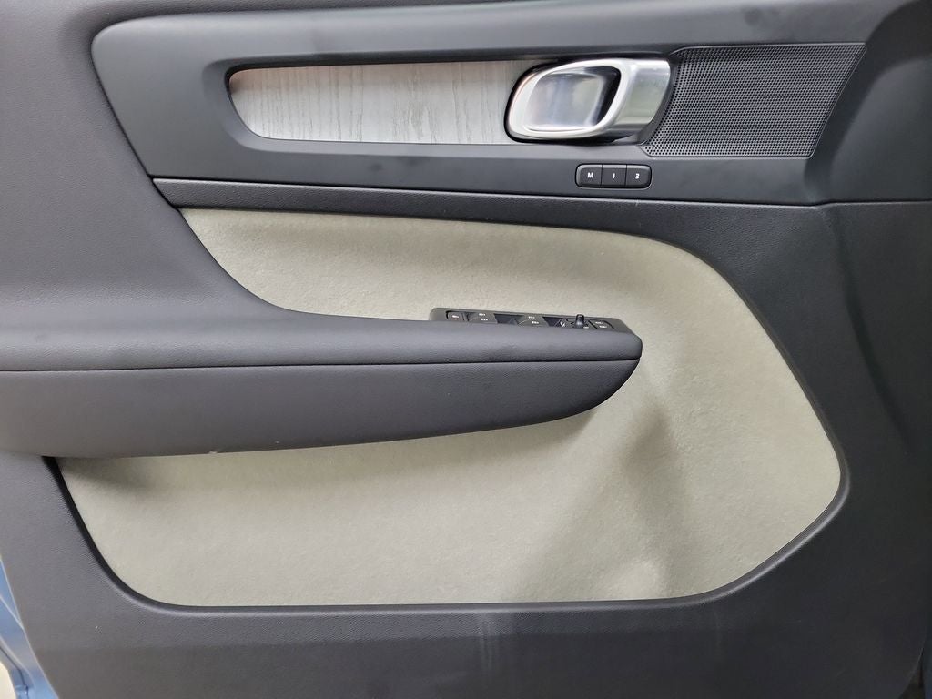 2024 Volvo XC40 B5 Plus Bright Theme