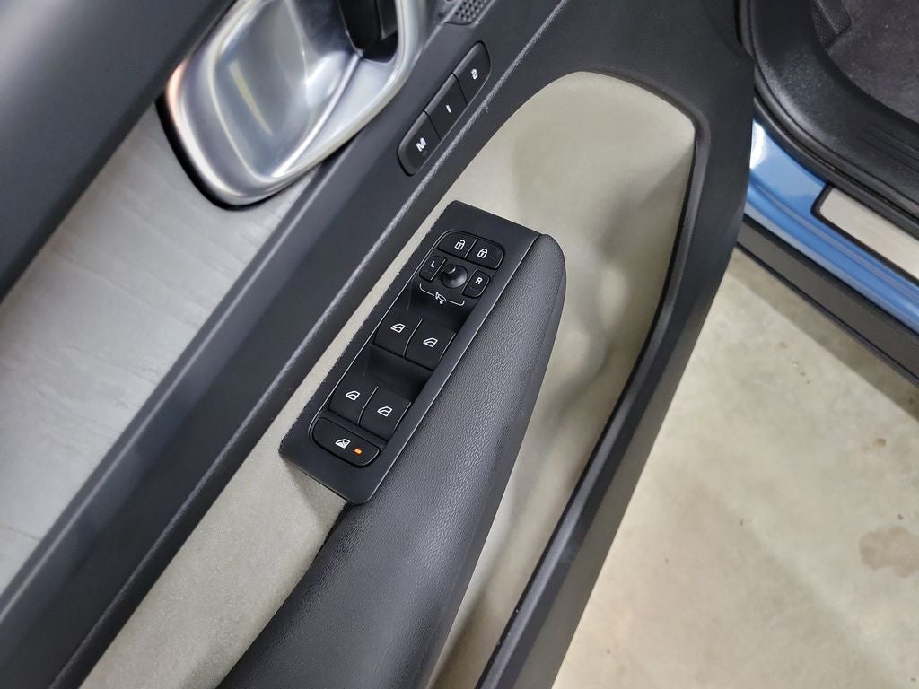 2024 Volvo XC40 B5 Plus Bright Theme